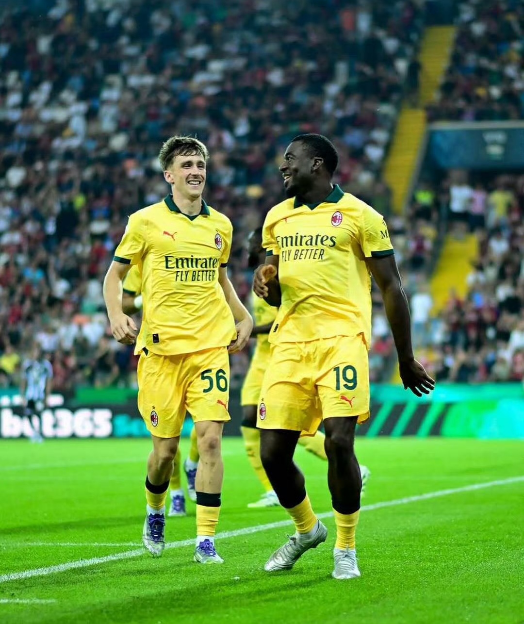 关键时刻AC米兰备战法甲，防线松动细节曝光，球迷炸锅，身体对抗强度拉满的简单介绍